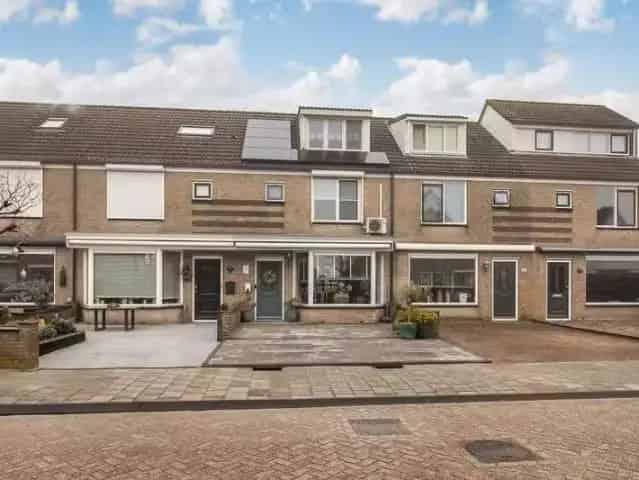 Moderne woning te Volendam met 19 zonnepanelen en laadpaal