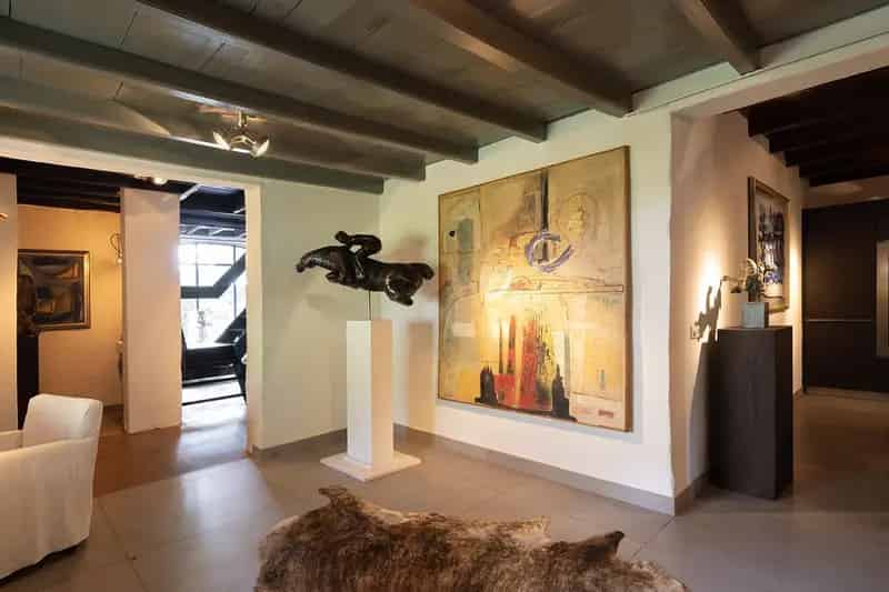 Luxe Design Woonboerderij met Zwembad en Paardenstallen