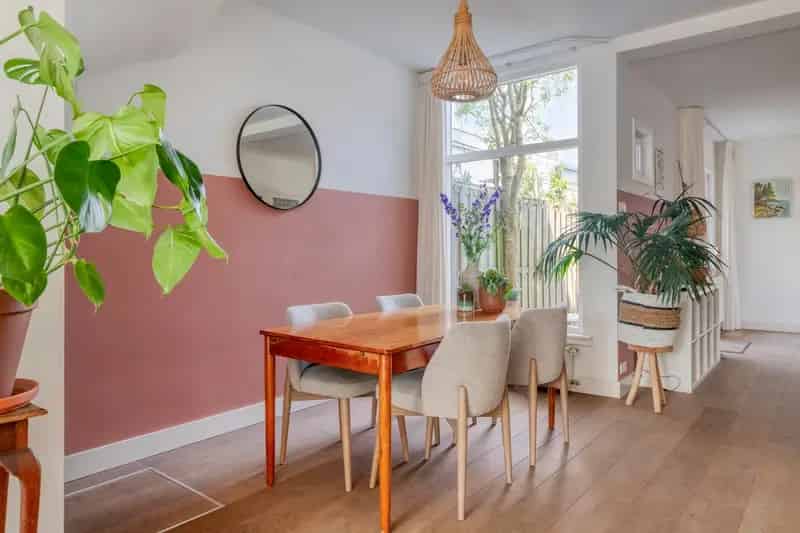 Jaren 30 woning Breda Tuinzigt: moderne keuken diepe tuin