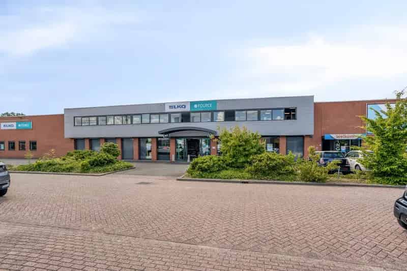 Bedrijfshal te Huur Zwolle 1406m2 Kantoor Showroom Werkplaats