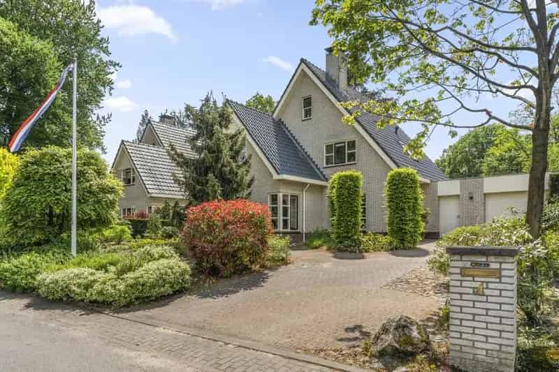 Huis te koop Lunteren Hugo de Vriespark: Ruim gezinshuis met 4 slaapkamers