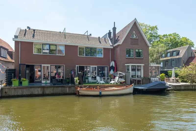Huis te koop Weesp: Aan het water gelegen stadswoning met 2 parkeerplaatsen