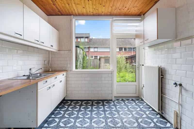 Tussenwoning Spijkenisse te moderniseren 3 slaapkamers ruime tuin