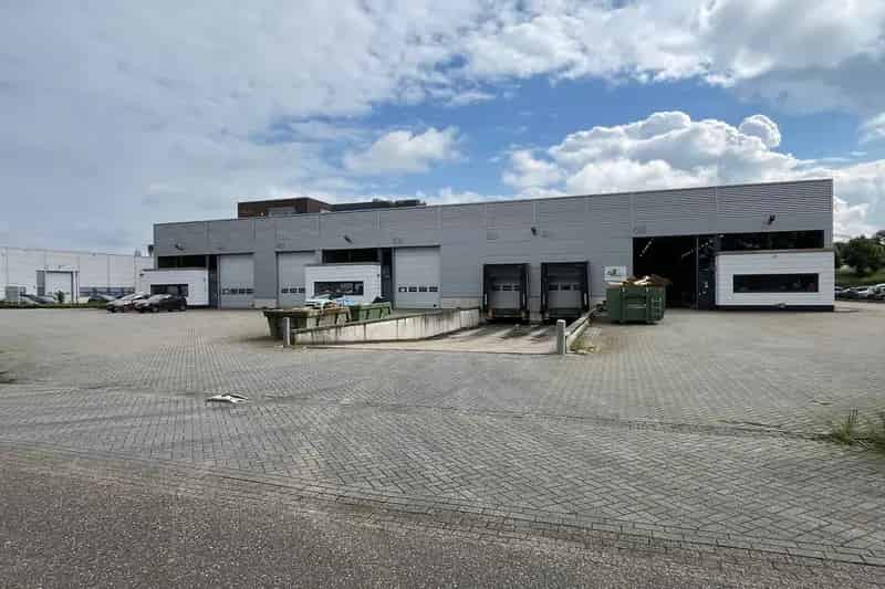 Bedrijfshal te huur Weert A2 1881m2 Kantoor 400m2