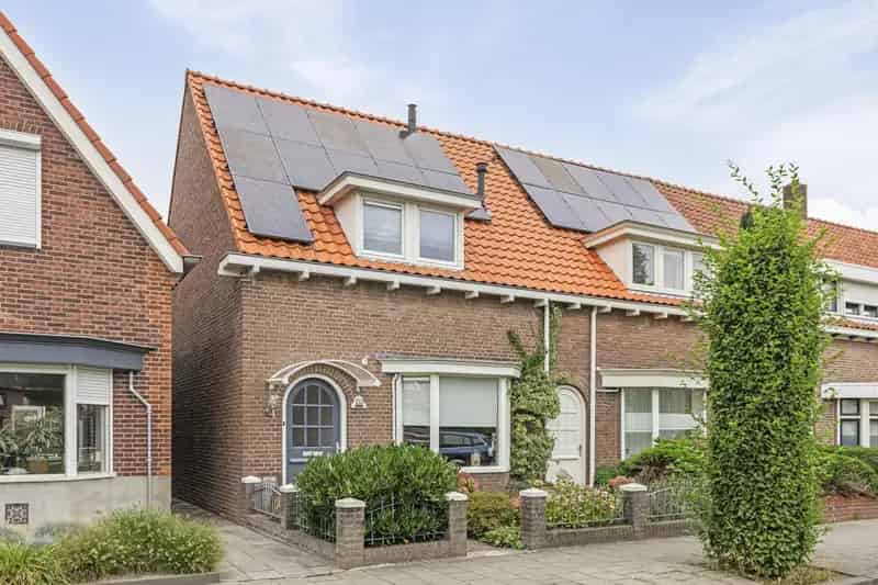 Ruime gezinswoning Steenbergen 2 badkamers 11 zonnepanelen