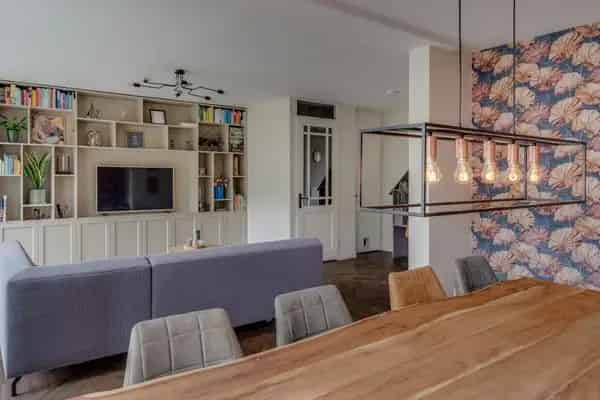 Moderne 5 Slaapkamers Tweekapper met Carport en Zonnige Tuin
