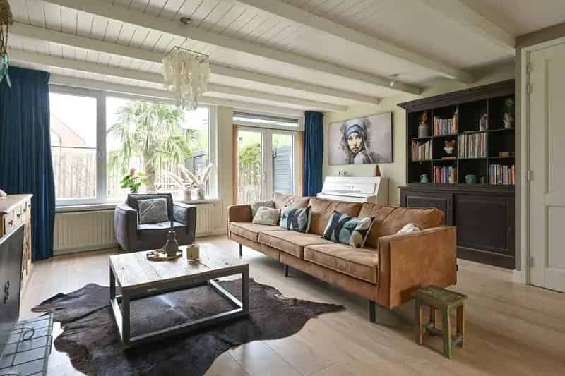 Huis te koop Huizen: Ruime gezinswoning nabij Gooimeer