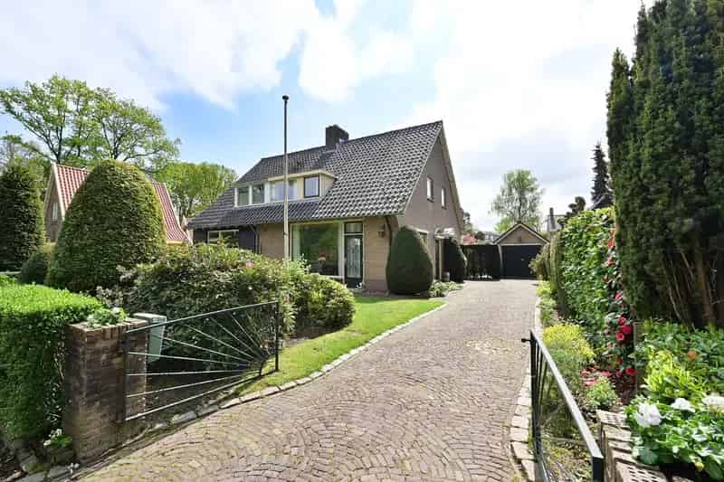 Huis te koop Blaricum: Ruime helft van dubbel met tuin en garage