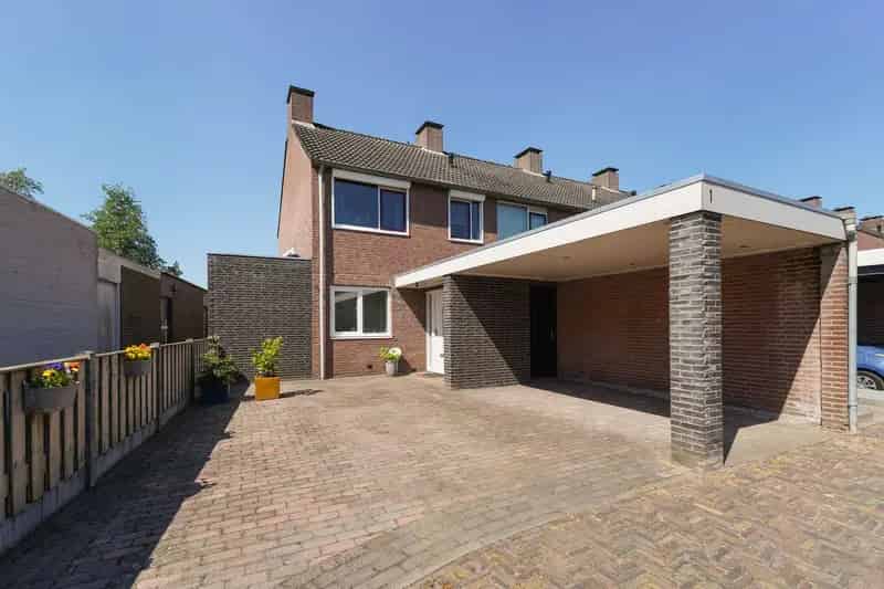 Huis te koop Gilze: Instapklare Hoekwoning met Carport en Veranda