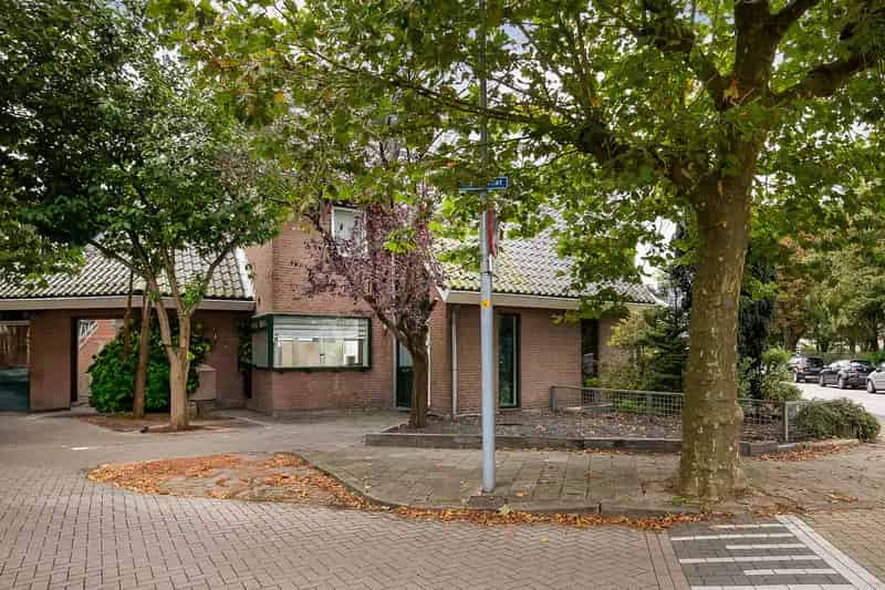 Te Koop: Tweekapper Nieuw-Vennep - 3 slaapkamers, 3 badkamers, royale tuin