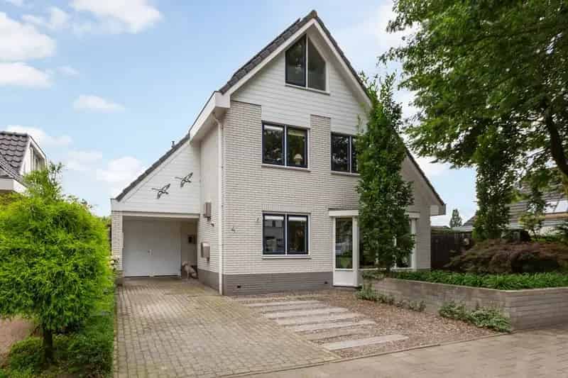 Vrijstaande woning Veenendaal 4 slaapkamers grote tuin 58 zonnepanelen