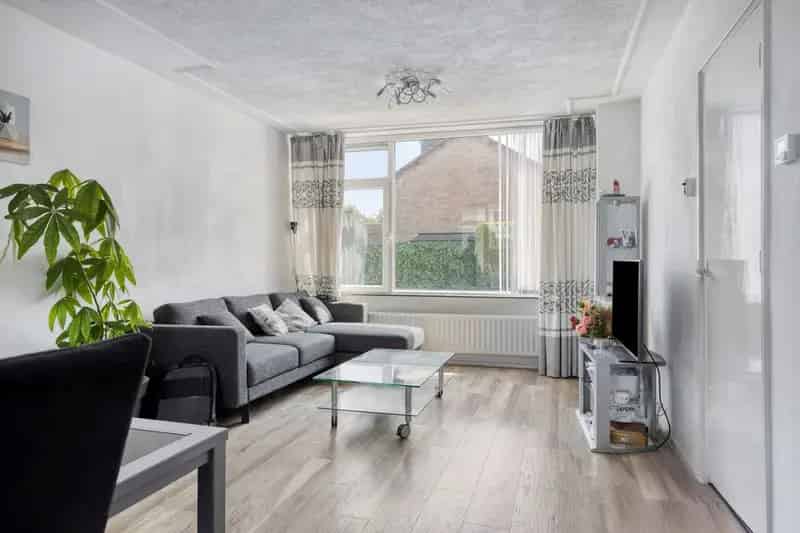 Huis te koop Waalwijk: Gezinswoning met 3 slaapkamers, recent gerenoveerd