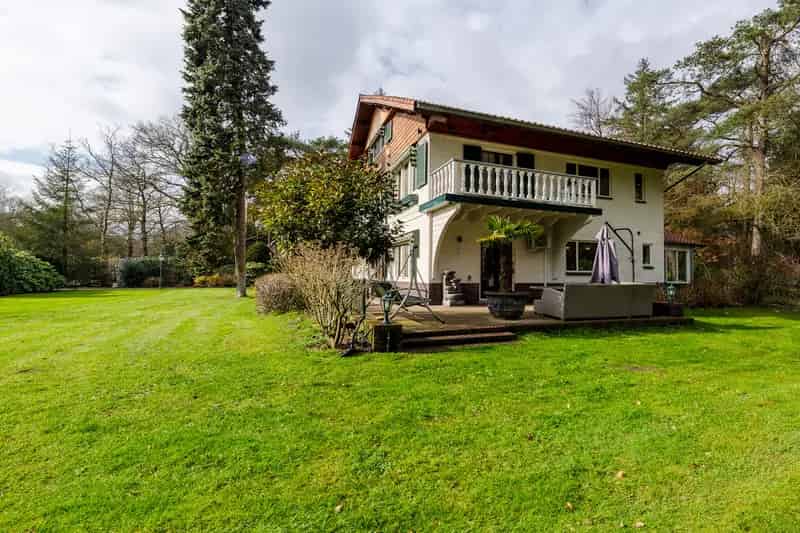 Huis te koop Bosch en Duin: Royale villa met bijgebouw en grote tuin