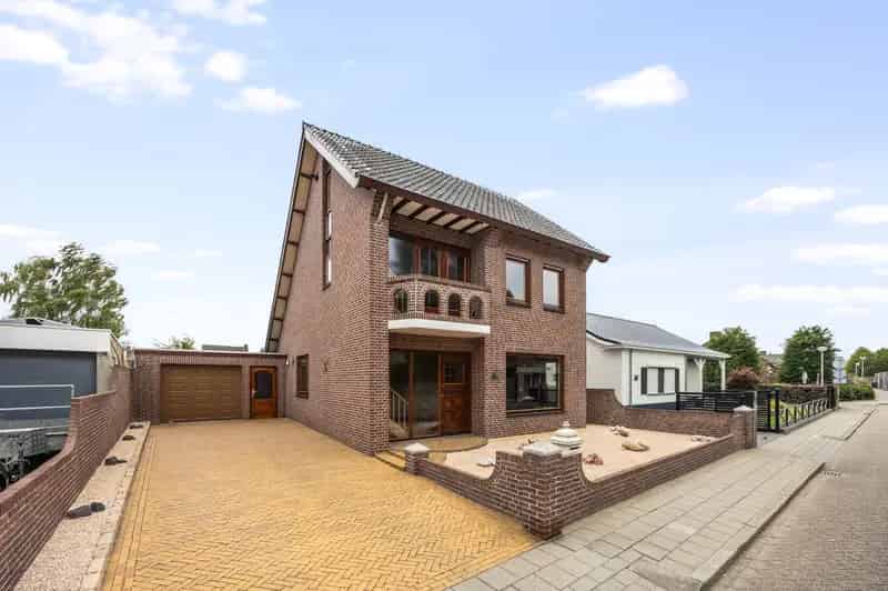 Vrijstaande woning te koop: 4 slaapkamers, garage, tuin, 12 zonnepanelen