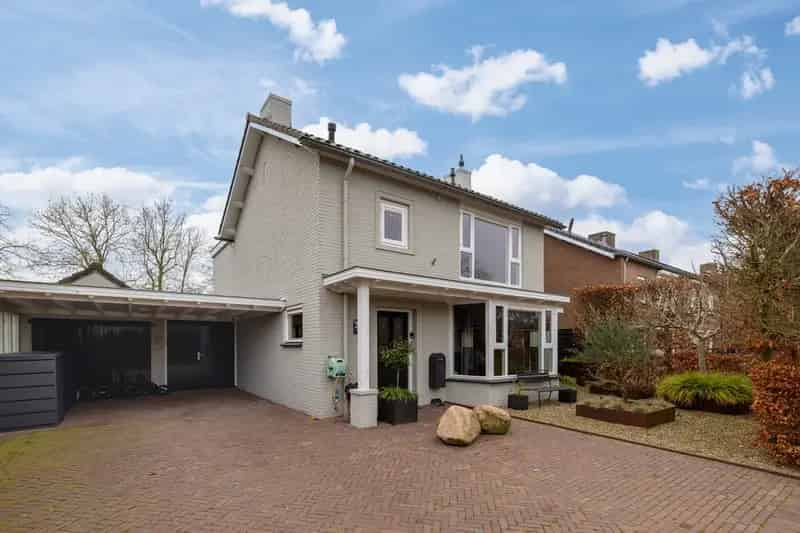 Vrijstaande woning met bijgebouw zwembad en diepe tuin te Engelen