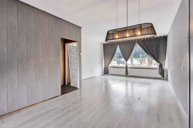 Ruime 4 Slaapkamers Tussenwoning te moderniseren Roermond