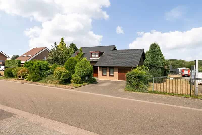 Bedrijfshal Landgraaf te koop: Ruime woning met uitbreidingsmogelijkheden