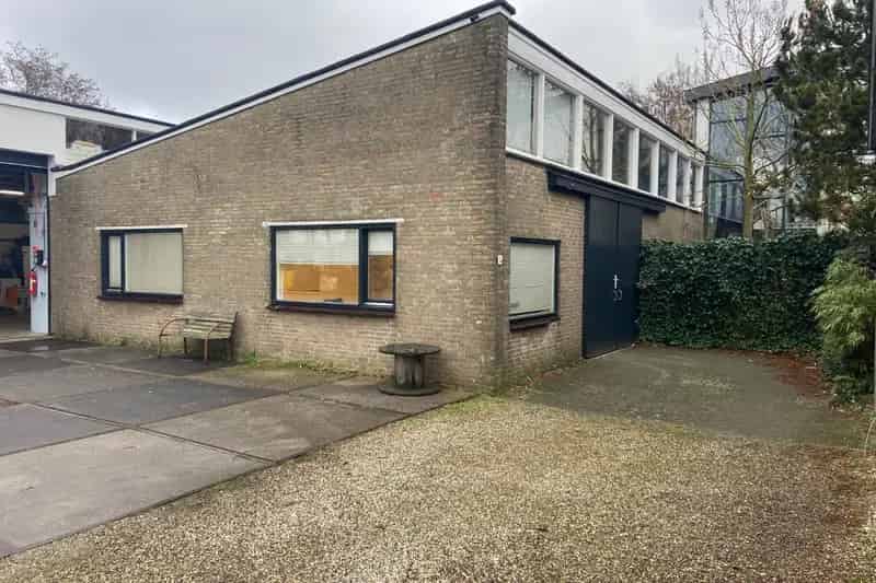 Bedrijfshal te Huur Heiloo 195m2 Kantoor Zonnepanelen
