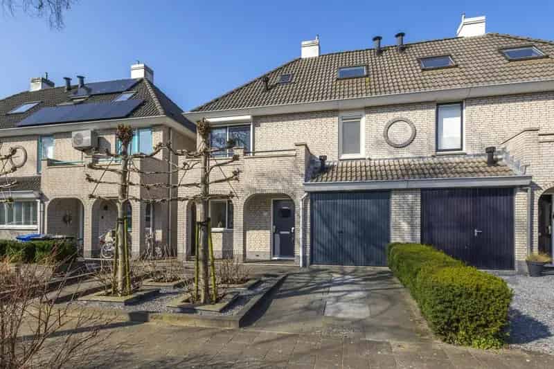 Ruime 4-slaapkamer 2-onder-1-kapwoning te koop in de Grienden