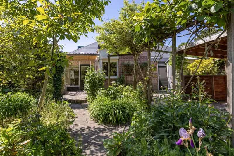 Romantisch Waterwoning met Ophaalbruggetje