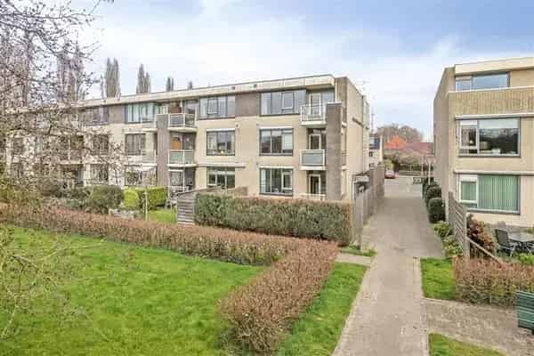 Ruime Benedenwoning te Huur nabij Park en Winkelcentrum