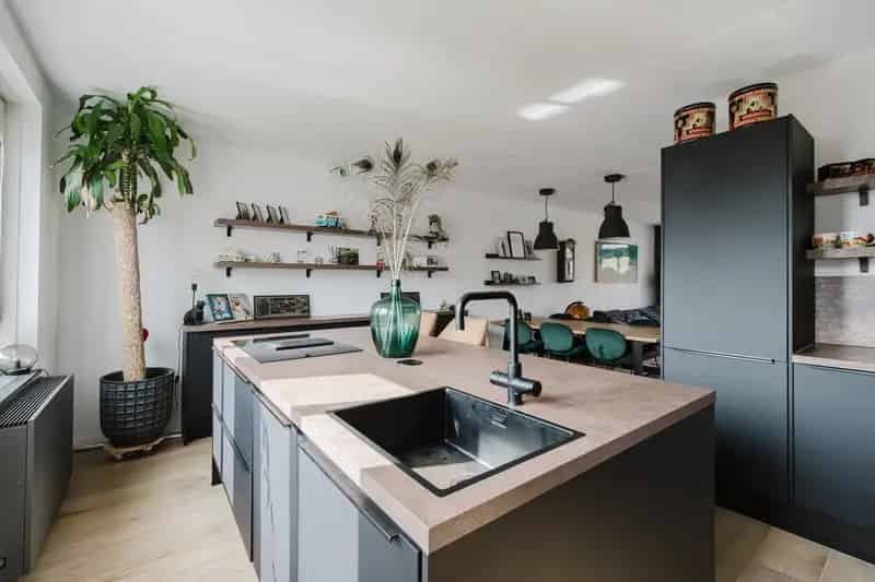 Huis te koop Spijkenisse 5 slaapkamers grote tuin moderne keuken