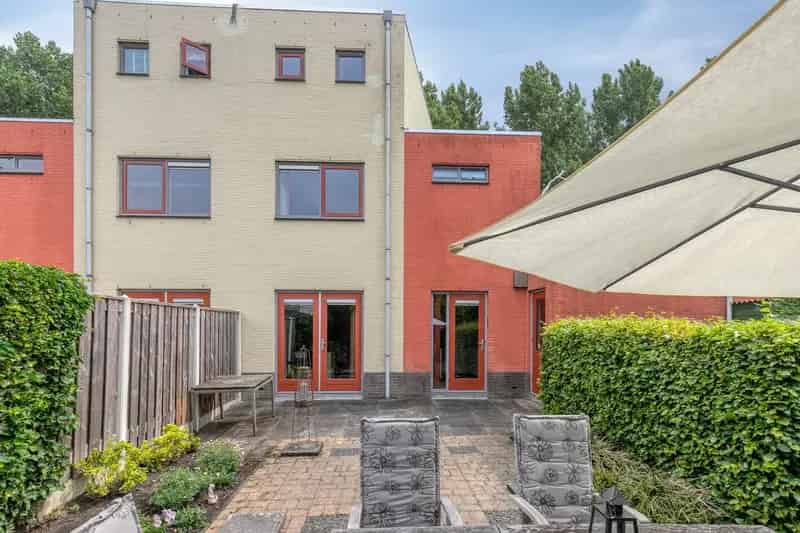 Ruime 4 Slaapkamers 2 Onder 1 Kapwoning Almere Regenboogbuurt