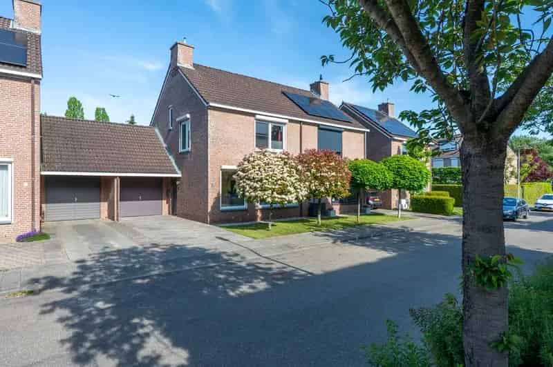 2 Onder 1 Kap Woning Sittard Ruime Garage Nieuwe Kozijnen