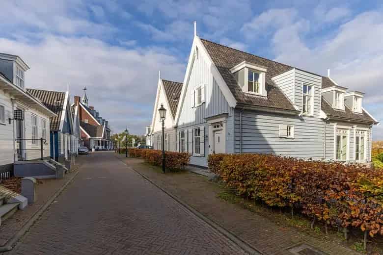 195 m2 kantoorruimte te koop in Huizen