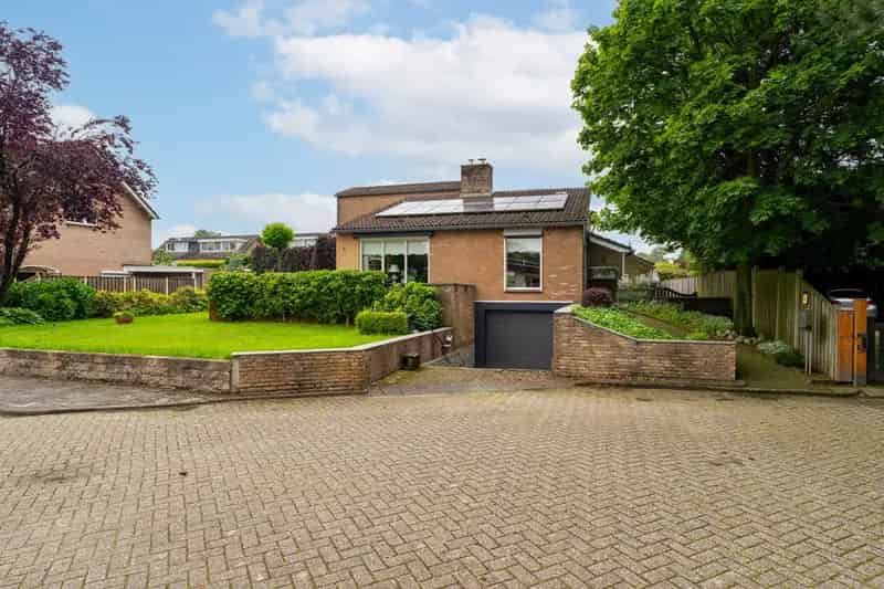 Villa Sprang Capelle: Ruime split-level woning met drive-in garage