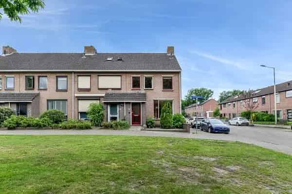 Hoekwoning met garage nabij park in rustige buurt