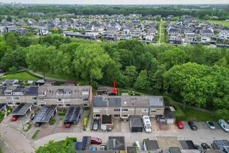 Huis te koop Apeldoorn: Ruime 4 Slaapkamers, Diepe Tuin en Parkeerplaats
