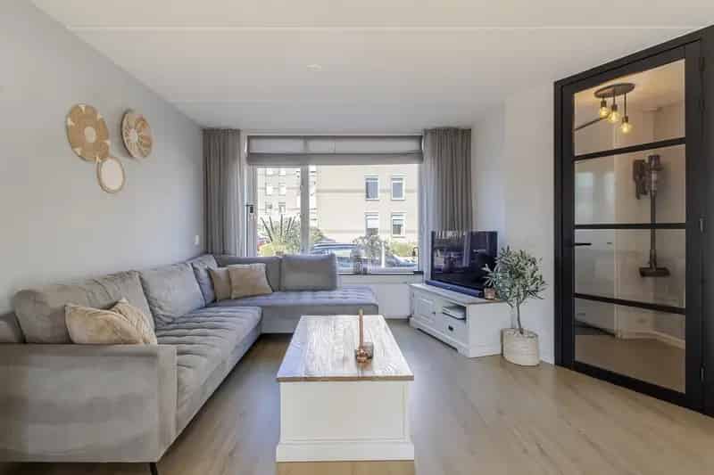 Instapklare Hoekwoning 4 slaapkamers Moderne Badkamer 8 Zonnepanelen