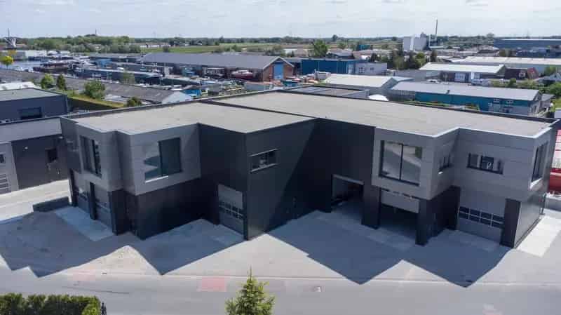 Bedrijfshal te Huur Hasselt 495m² bedrijfsruimte 280m² kantoor