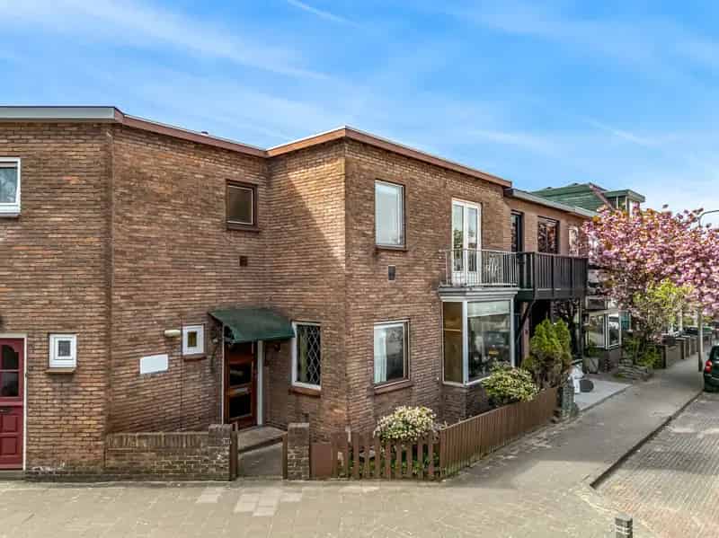 Huis te koop IJmuiden: Ruime tussenwoning met opbouwmogelijkheid