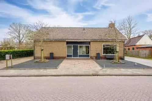 Semi-bungalow te koop in rustige woonwijk