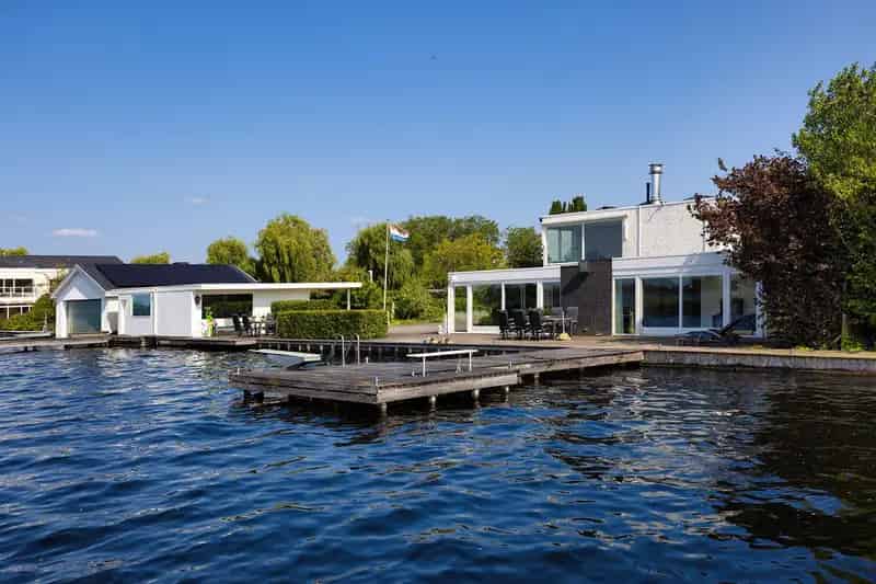 Luxe Villa Vinkeveense Plassen  Gastenverblijf Bijgebouw Aanlegsteigers