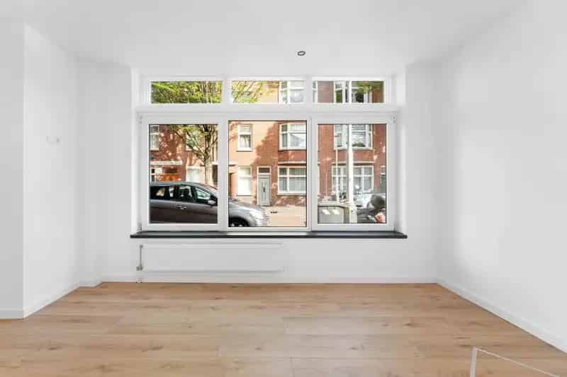 Gerenoveerde Benedenwoning Laakkwartier 2 slaapkamers zonnige tuin