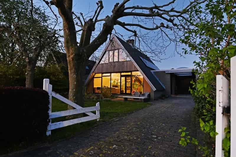 Huis te koop Pijnacker: Karakteristieke jaren 70 woning met 18 zonnepanelen