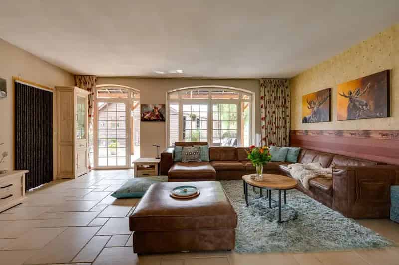 Woonboerderij met paardenstallen en weiland te koop