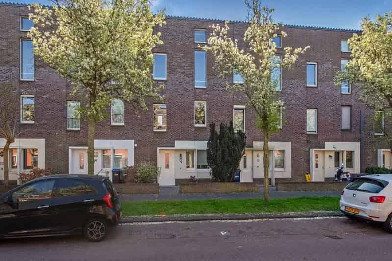 Huis te koop Ypenburg: Ruime 5-kamer gezinswoning met tuin