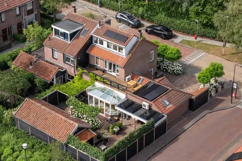Huis te koop Rhoon: Sfeervol Familiehuis met Sauna en Zonnepanelen