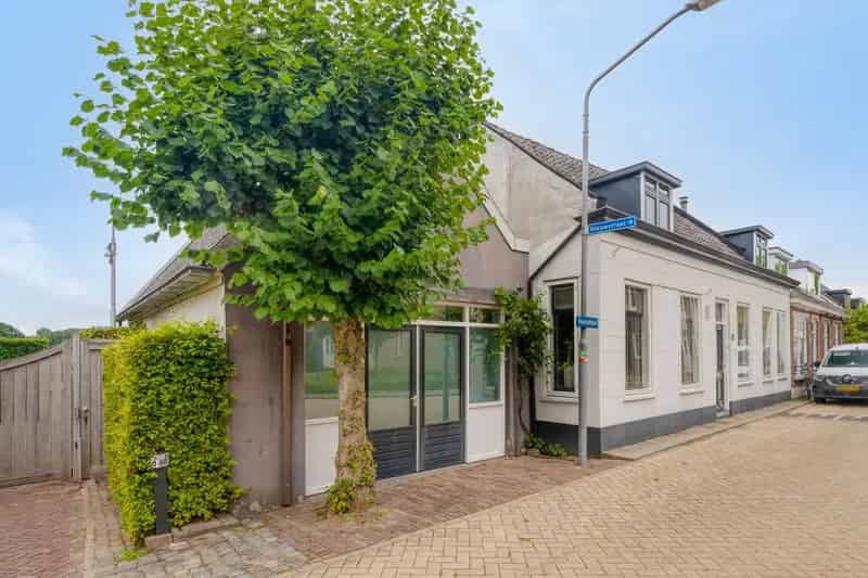 Huis te koop Lage Zwaluwe: Ruime woning wonen en werken aan huis