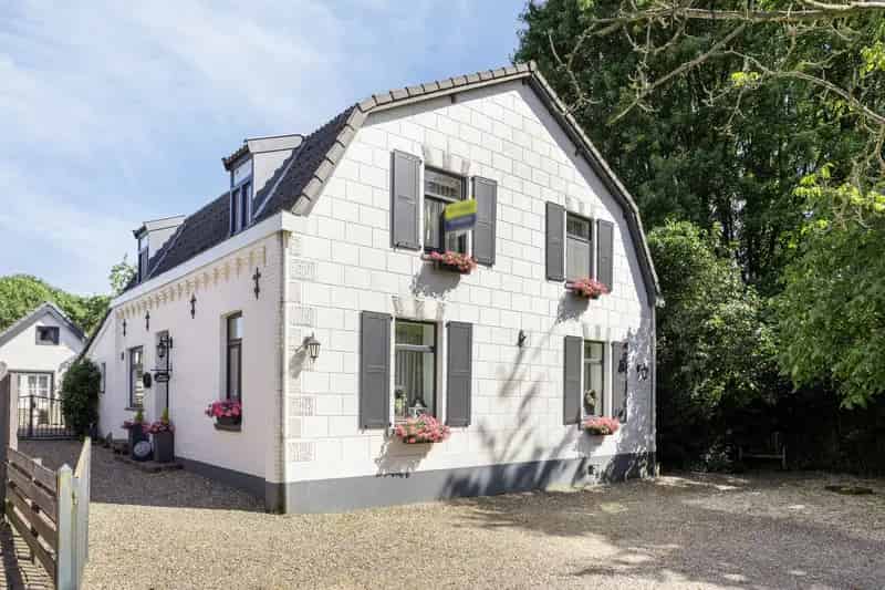 Prachtige woning Maasniel met wijnkelder en bijgebouw