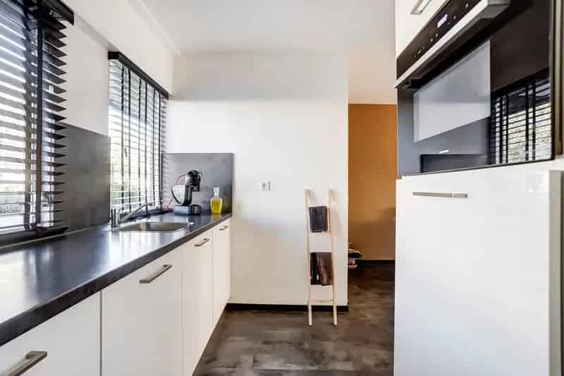 Huis te koop Spijkenisse: Ruime 4 Slaapkamers, Moderne Keuken en Badkamer