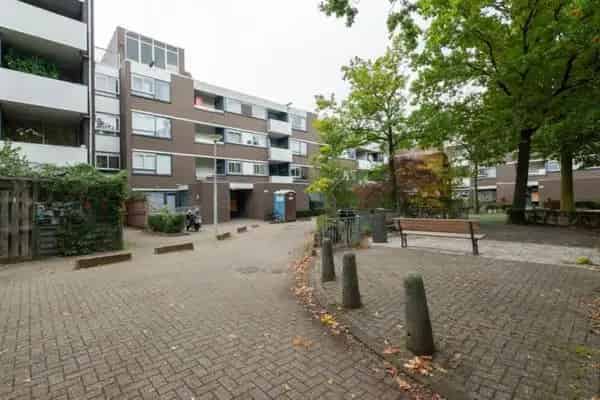 Ruime woning Amsterdam Zuidoost nabij winkels en openbaar vervoer