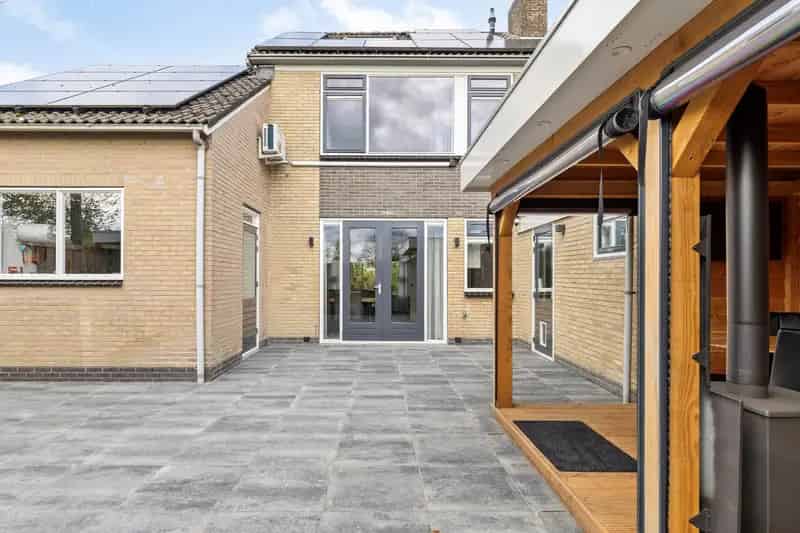 Instapklare Hoekwoning met Garage en Zonnepanelen