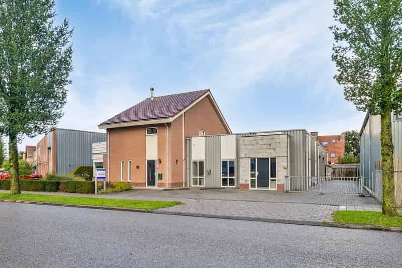 Vrijstaande woning met bedrijfshal te koop Zeewolde