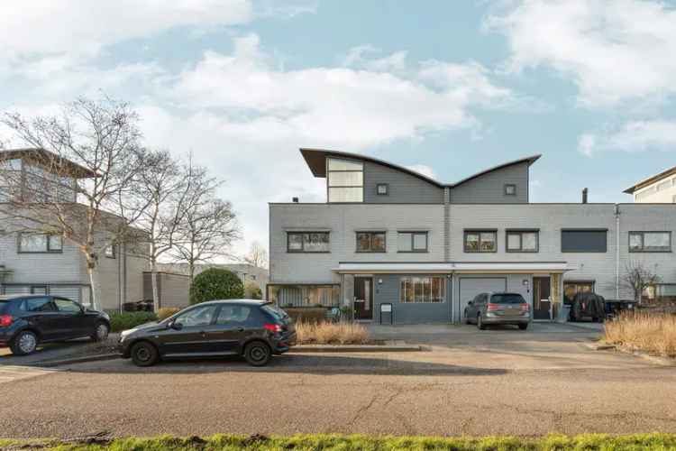 Ruime Hoekwoning Literatuurwijk 203m2 Kantoor Aan Huis Mogelijk