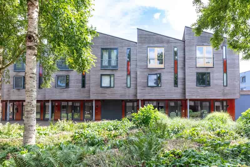 Huis te koop Apeldoorn: Moderne 3-laagse woning met werkruimte en dakterras